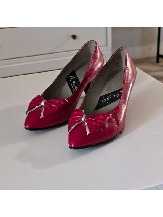 . Shoes - Vintage 80s leather pointed toe pumps with bow